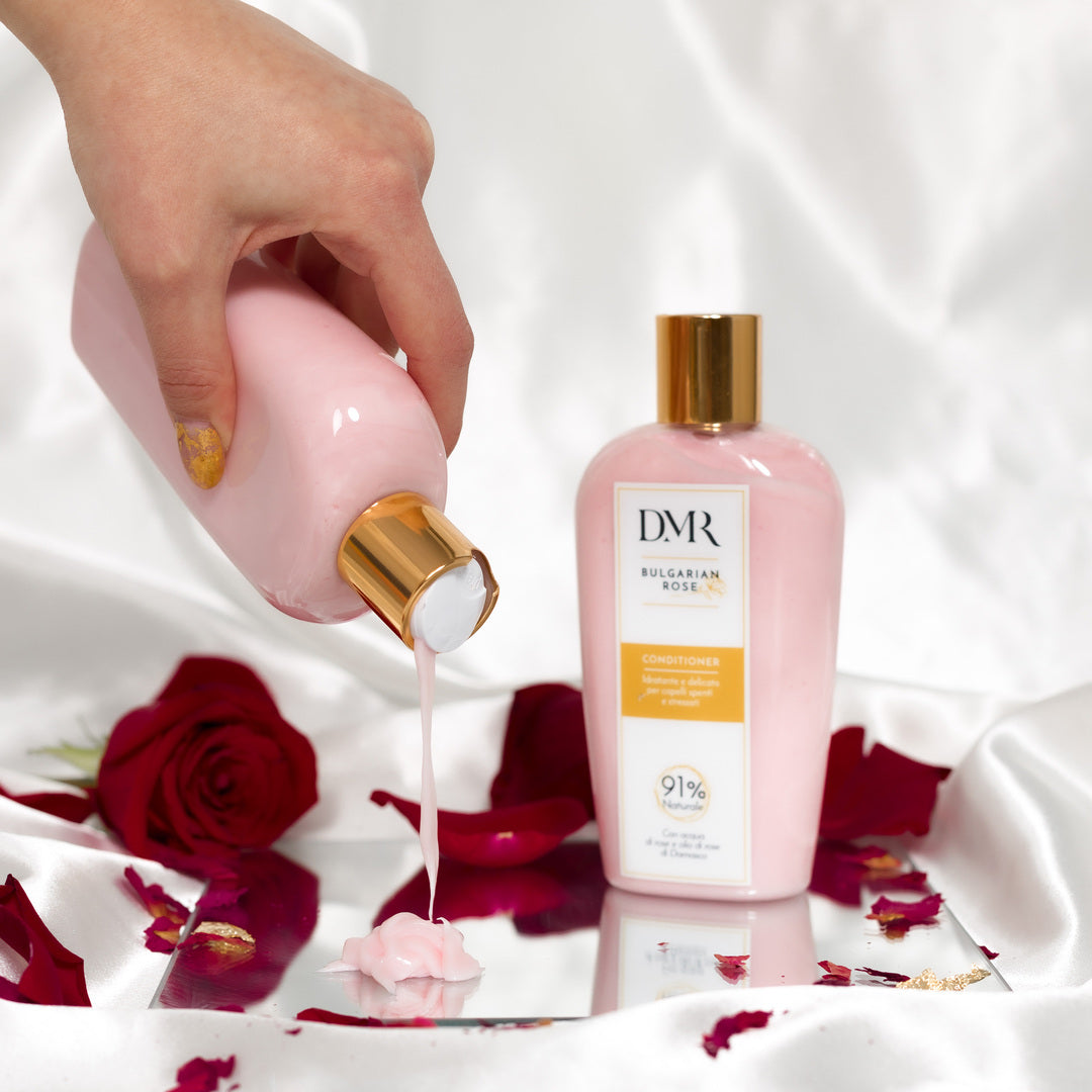 Questo conditioner dalla formula setosa vi renderà i capelli morbidi e luminosi dopo il primo utilizzo. Al 91% naturale con acqua di rosa e olio di rosa damascena idrata e ravviva il capello spento e stressato! Inoltre è arricchito con cheratina e biotina che contribuiscono a nutrire rigenerare il capello dall'interno!