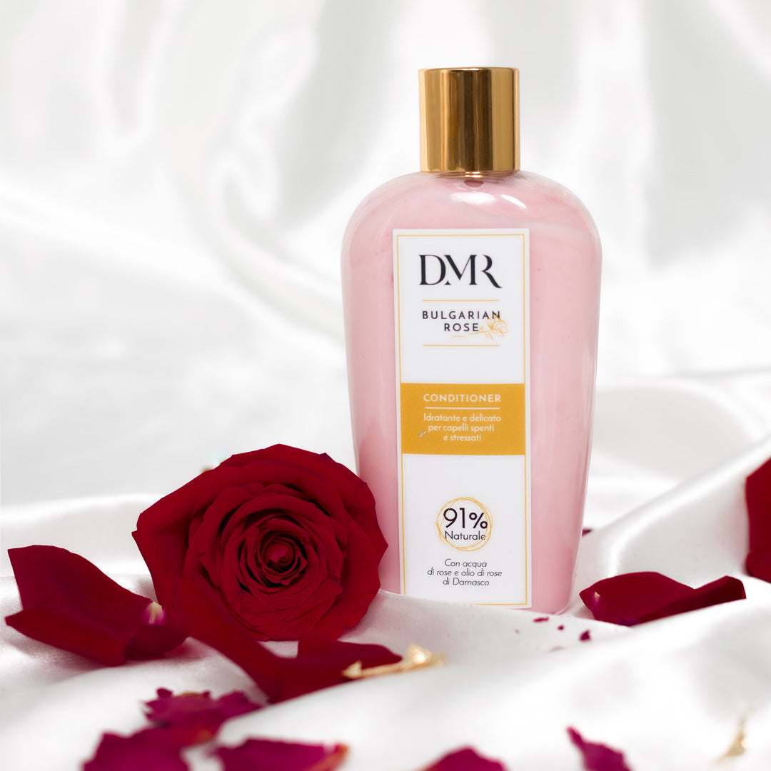 Questo conditioner dalla formula setosa vi renderà i capelli morbidi e luminosi dopo il primo utilizzo. Al 91% naturale con acqua di rosa e olio di rosa damascena idrata e ravviva il capello spento e stressato! Inoltre è arricchito con cheratina e biotina che contribuiscono a nutrire rigenerare il capello dall'interno! 